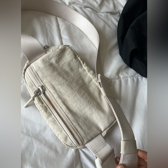 lululemon belt bag! 🥥 - Picture 4 of 4